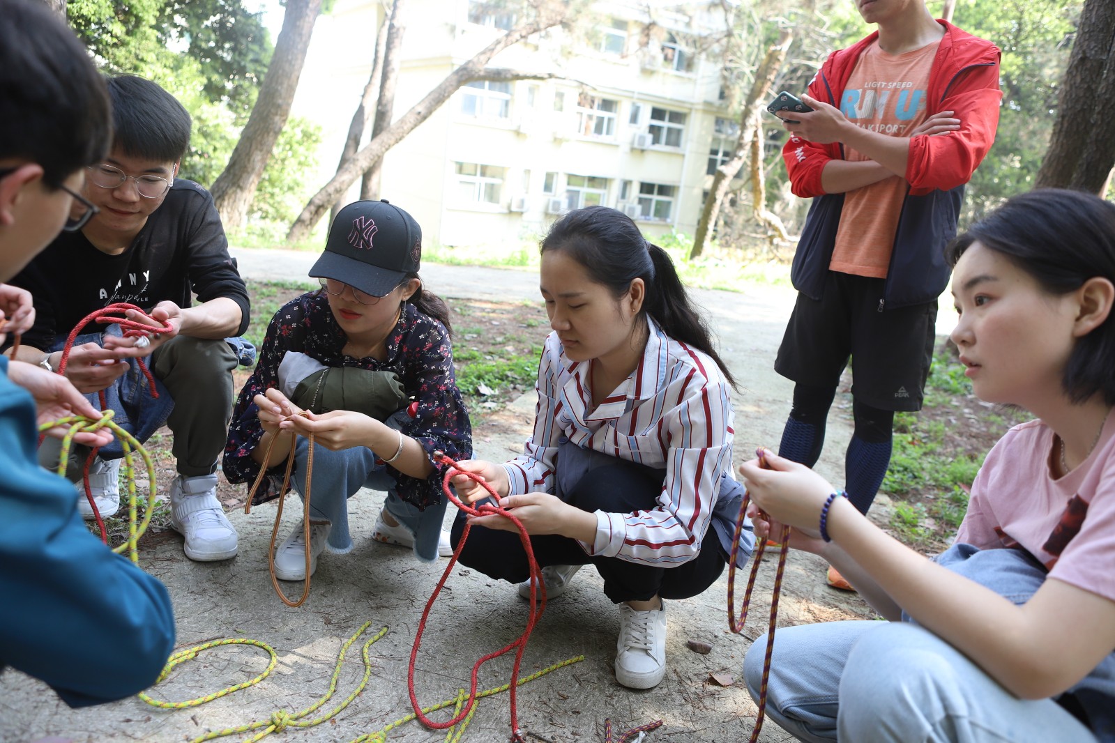 我院学生骨干积极参与素质扩展活动.JPG