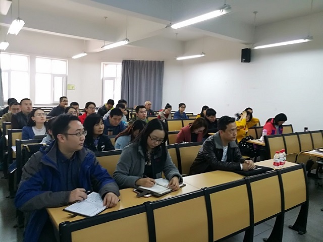 图2 地科院师生参加培训与李春歌老师交流.jpg 图2 地科院师生参加培训与李春歌老师交流.jpg