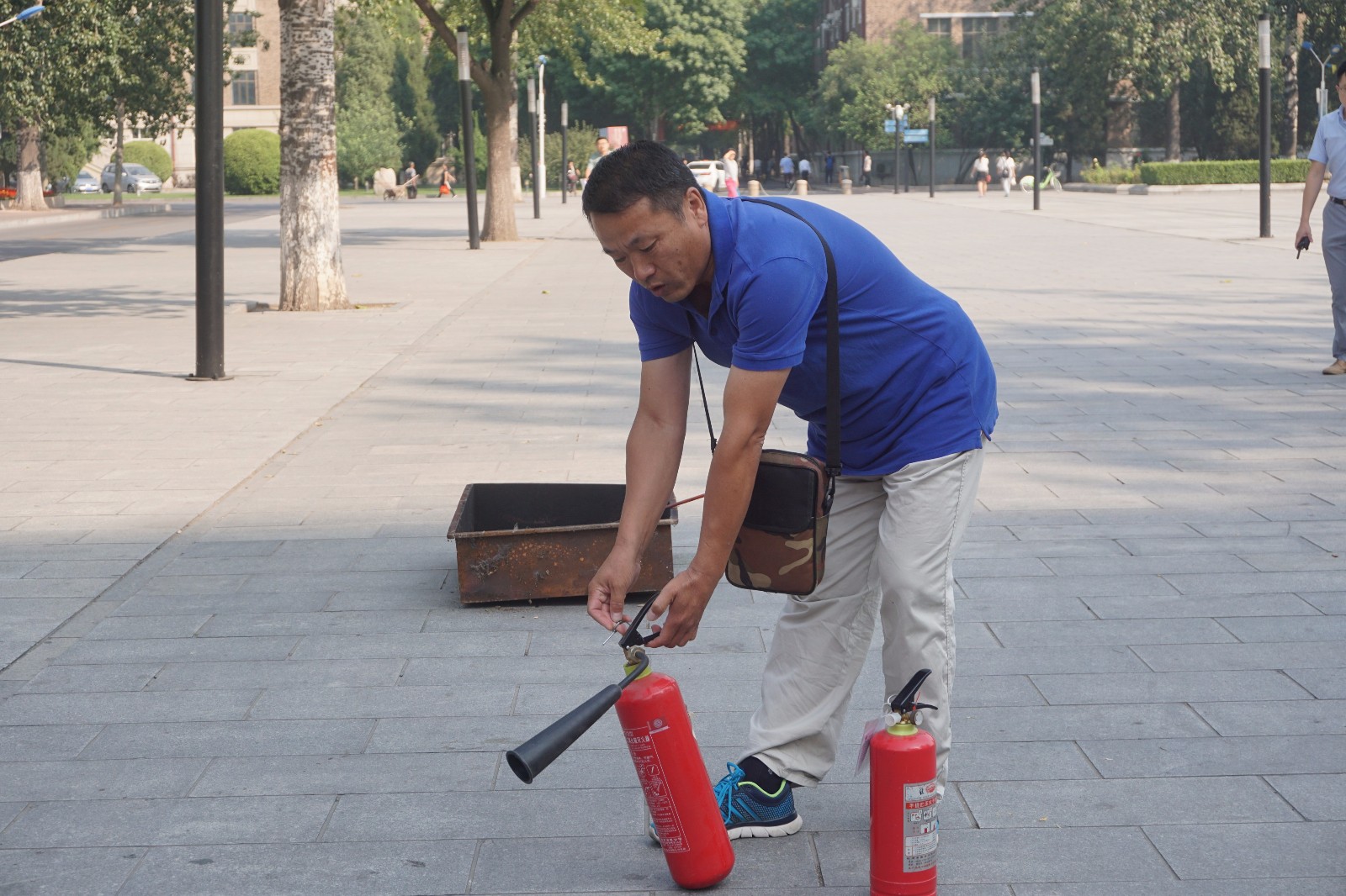 图2 资产处技术安全科XXX对灭火器进行宣讲和演示培训.jpg