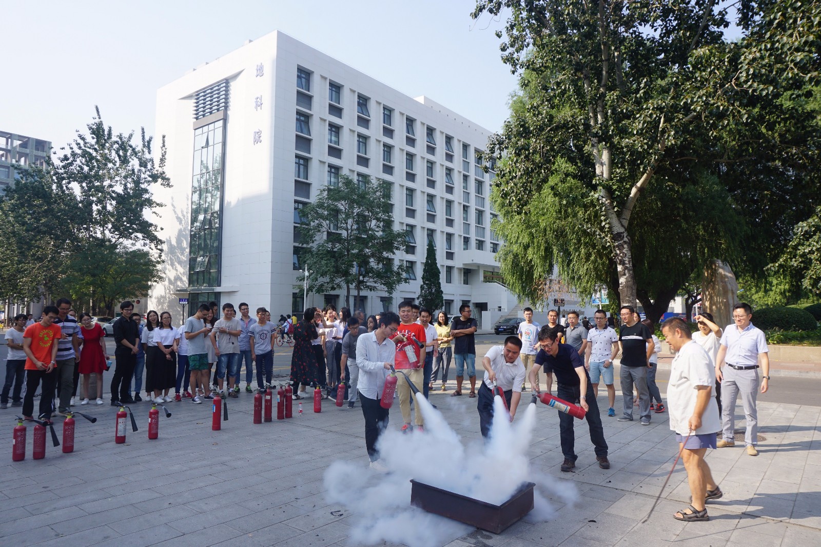 图3 在场师生进行灭火演练.jpg 图3 在场师生进行灭火演练.jpg