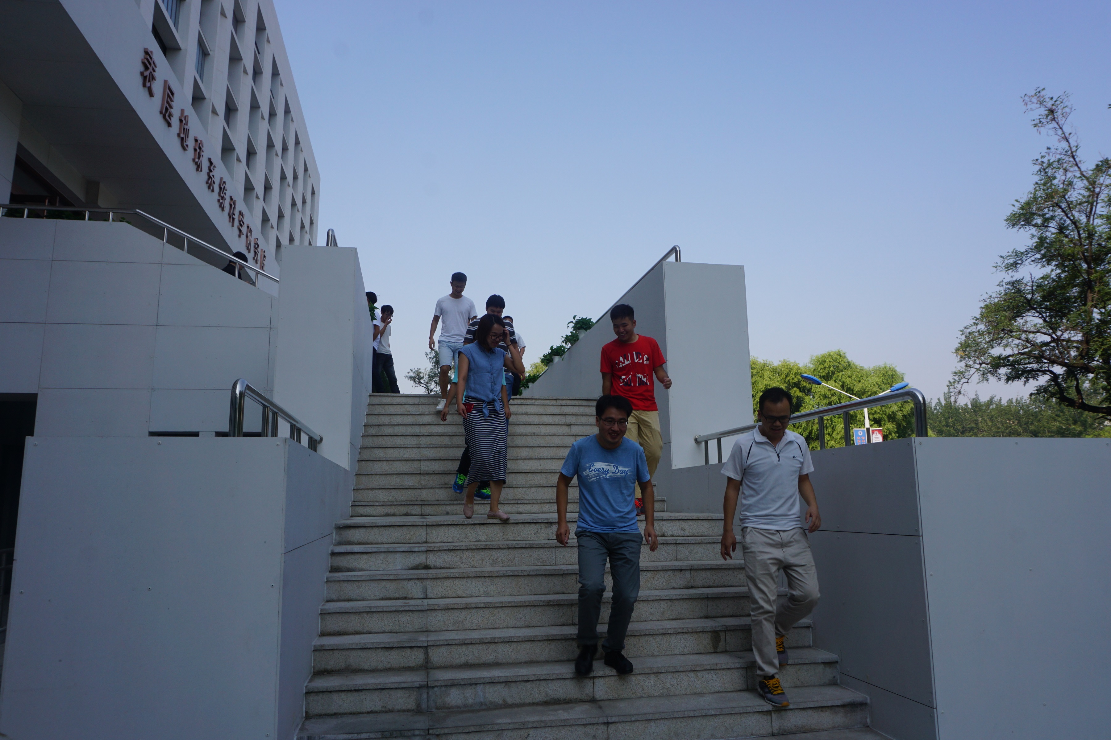 图1 地科院师生按照既定路线紧张有序的撤离.JPG 图1 地科院师生按照既定路线紧张有序的撤离.JPG