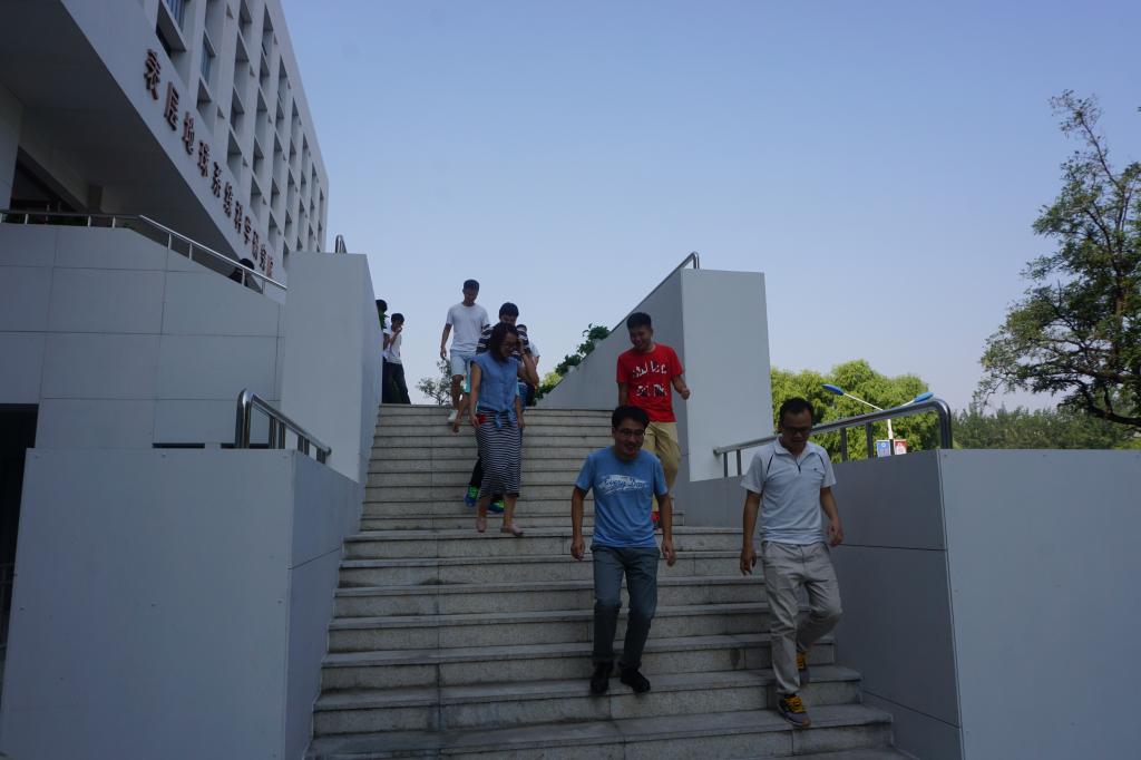 图1 地科院师生按照既定路线紧张有序的撤离.JPG 图1 地科院师生按照既定路线紧张有序的撤离.JPG